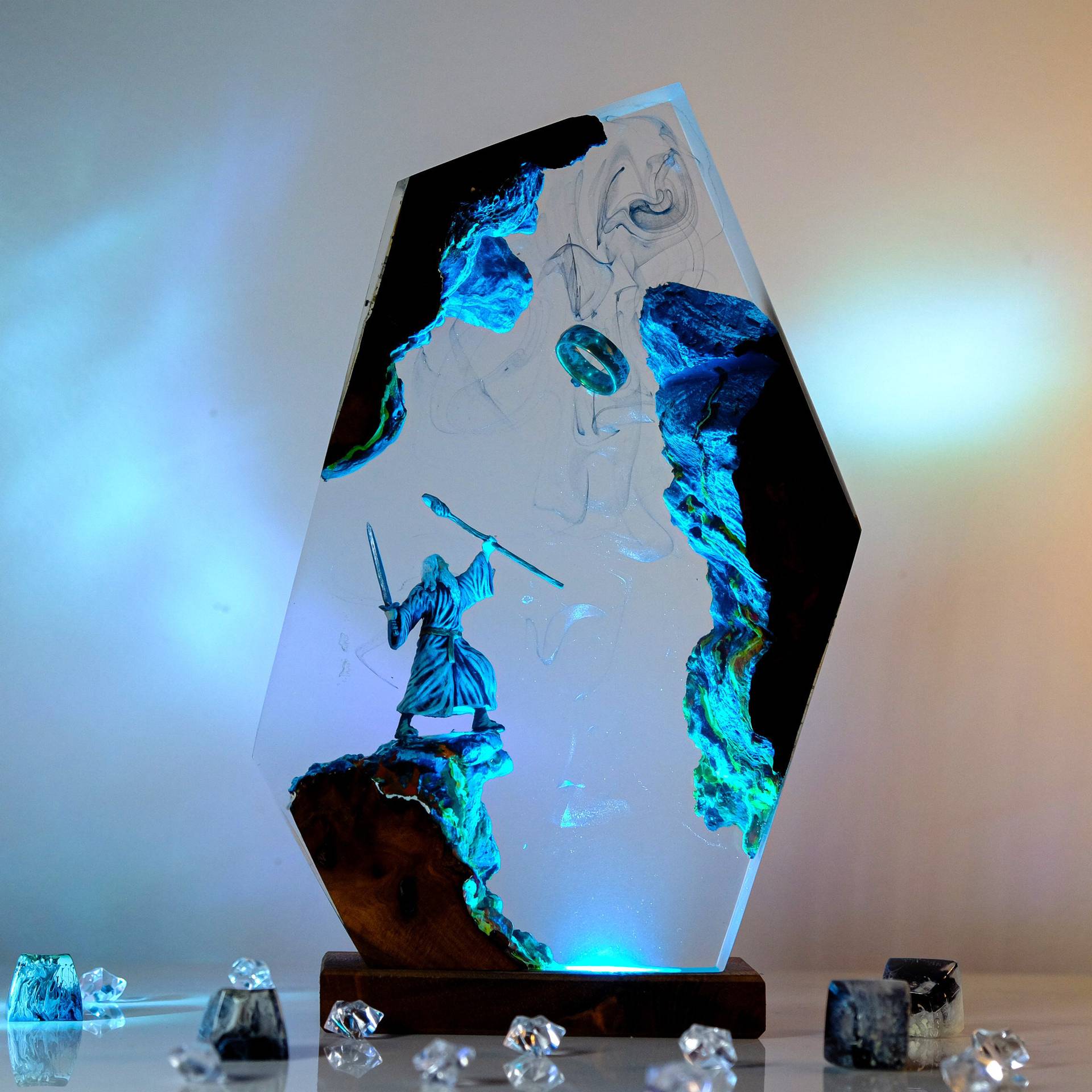 Desk Setup Decor - Film-Szenen-Figur Tischlampe aus Harz, Magischer Ring,
